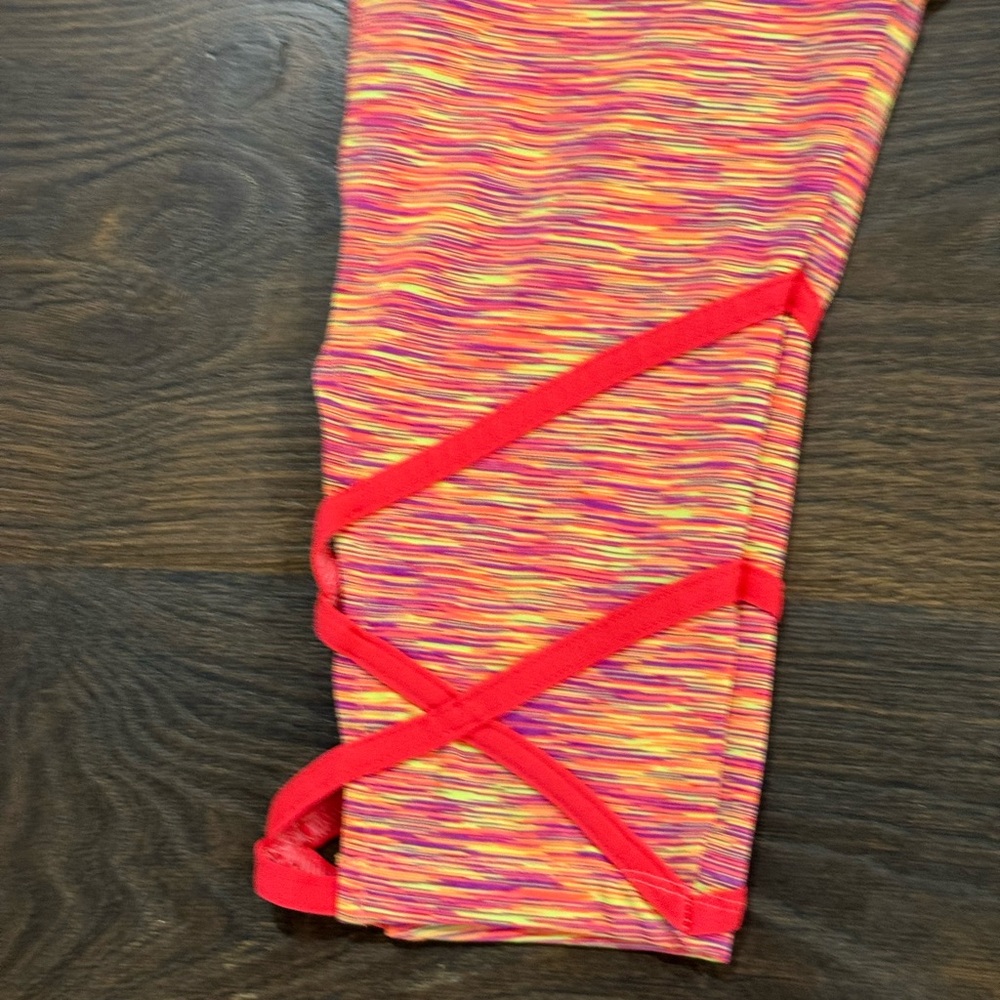 VOGO Athletica Vibrant Pink Capri Leggings - Picture 2 of 6